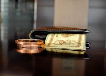 Foto von Pixabay: https://www.pexels.com/de-de/foto/bifold-geldborse-aus-braunem-leder-mit-hervorstehenden-banknoten-164637/